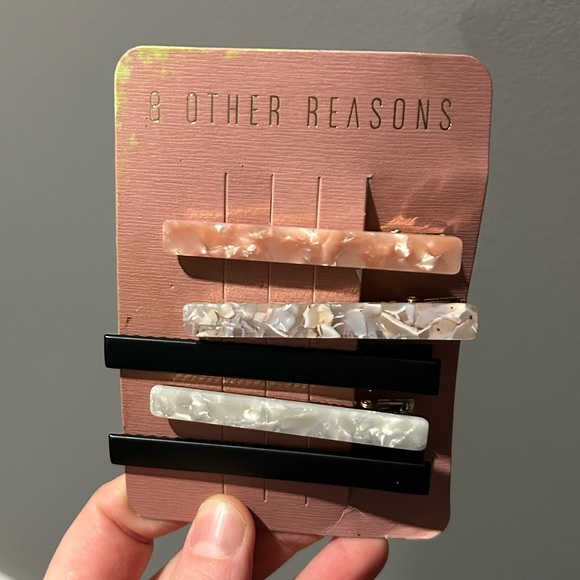 2/$20❤️- ACCESSORIES | Women’s hair clips - Picture 2 of 3